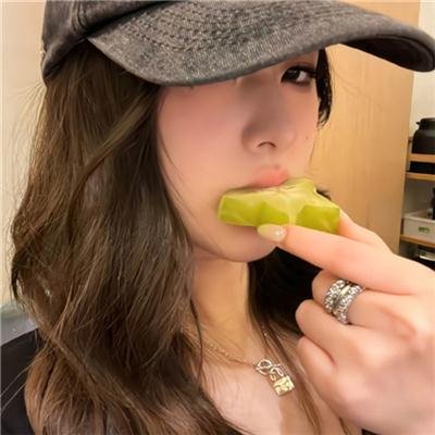 泳池里的女人